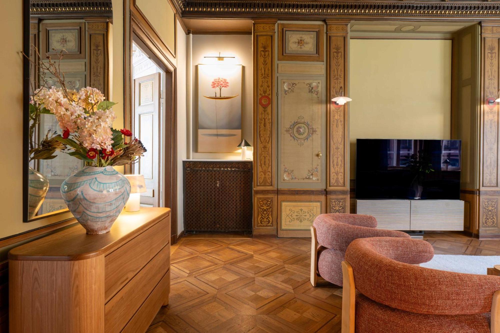 Royal And Luxurious Manor